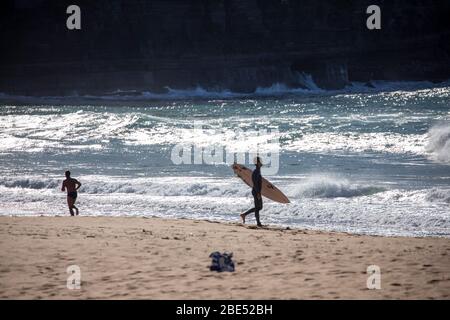 COVID 19 Sydney, australische Surfer, die während der Sperrung des Coronavirus in Australien täglich am Strand trainieren Stockfoto