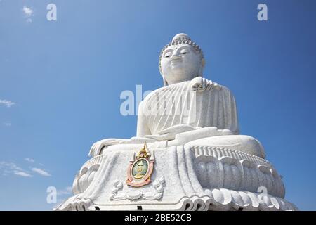 Phuket, Thailand, 02. Februar 2020: Statue des Großen Buddha aus weißem Marmor auf blauem Hintergrund Stockfoto