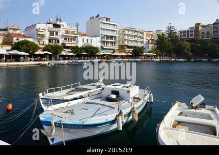 Agios Nikolaos, Griechenland, 17. August 2013: Blick auf die Bucht mit Vergnügungsbooten im Stadtzentrum Stockfoto