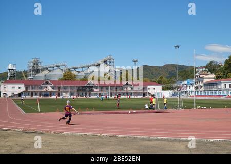 Tuapse, Russland, 12. August 2018: Kinder spielen Fußball in einem Stadion im Zentrum von Tuapse Stockfoto