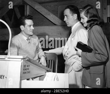 HUMPHREY BOGART und LAUREN BACALL am Set haben mit dem Movie Crew Member während der Dreharbeiten zu DARK PASSAGE 1947 Regisseur / Drehbuch DELMER DAVES Warner Bros. Stockfoto