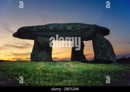 Lanyon Quoit (auch bekannt als Giant's Tisch) alte stehende Steine bei Sonnenuntergang, Madron, Cornwall, England, Großbritannien