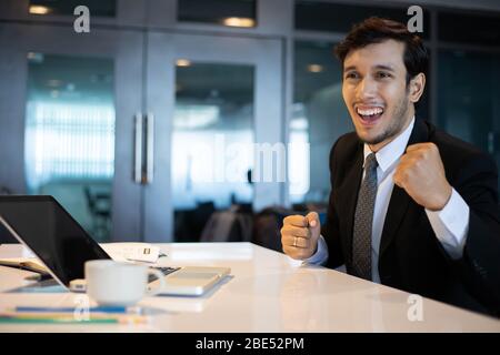 Asiatische Unternehmer Erfolg und gewinnende Konzept - Happy Team mit erhobenen Händen den Durchbruch und Erfolge feiern. Stockfoto