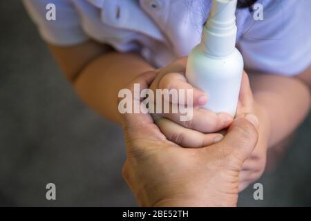 Vater und Tochter, die antiseptisches Gel in den Händen halten. Grippe, Krankheit, Pandemie oder Einzelschutz auf Quarantäne. Kinder verwenden Alkohol Gel, um die Hände zu waschen Stockfoto