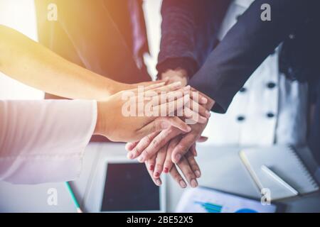 Happy Business Menschen Teamarbeit und fünf nach der Unterzeichnung Vereinbarung oder Vertrag mit ausländischen Partnern im Amt. Stockfoto