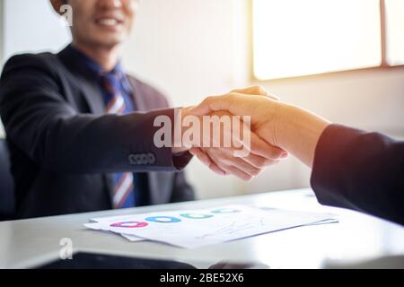 Geschäft Leute die Hände schütteln und lächelnd ihre Vereinbarung Vertrag unterzeichnen und Beenden einer Sitzung Stockfoto