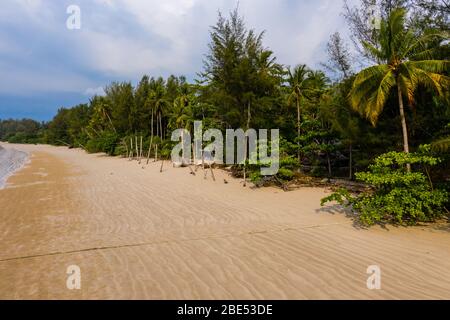 Luftaufnahme eines völlig menschenleeren tropischen Strandes in Thailand während der Sperrung des Coronavirus Stockfoto