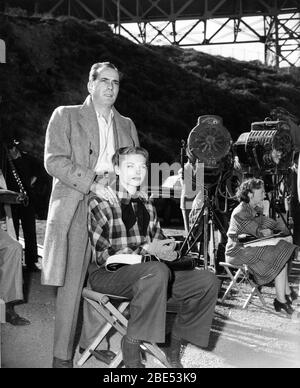 HUMPHREY BOGART und LAUREN BACALL am Drehort haben offen während Dreharbeiten in der Nähe der Golden Gate Bridge in San Francisco für DARK PASSAGE 1947 Regie / Drehbuch DELMER DAVES Warner Bros. Stockfoto