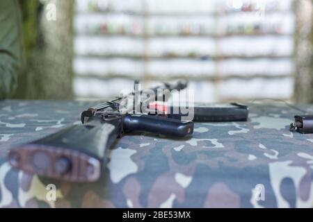 Nahaufnahme eines Trainingsgewehrs auf Schießstand, niemand. Stockfoto