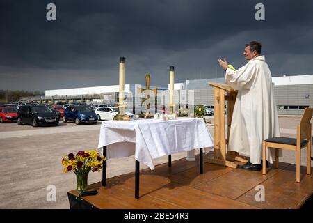 Erfurt, Deutschland. April 2020. Christoph Knoll, Pfarrer der St. Thomas Kirche, leitet den Outdoor-Automobil-Protestanten-Ostergottesdienst auf dem Messegelände. Zahlreiche Menschen kamen in ihren Autos, um Ostersonntag zu feiern, den höchsten kirchlichen Feiertag, der wegen des Coronavirus in Kirchen nicht stattfinden kann. Quelle: Michael Reichel/dpa-Zentralbild/dpa/Alamy Live News Stockfoto