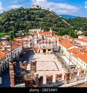 Marostica, Italien - 01. Oktober 2017: Blick auf das alte Gebäude, den Schachplatz und die Burg auf dem Berg. Stockfoto