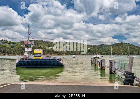 Fährschiff bei Fähranlegestelle in Okiato, Bay of Islands, Northland Region, Nordinsel, Neuseeland Stockfoto