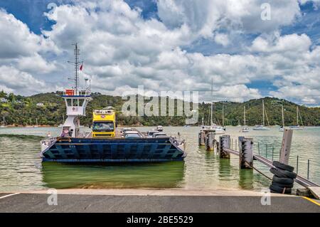 Fährschiff bei Fähranlegestelle in Okiato, Bay of Islands, Northland Region, Nordinsel, Neuseeland Stockfoto