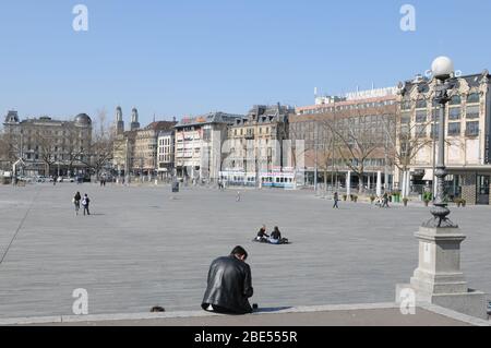Corona Geisterstadt Zürich Stadt: Bellevue Platz vor der Oper, wo fast keine Menschen wegen Covid19 Virus Lockdown sind. Stockfoto