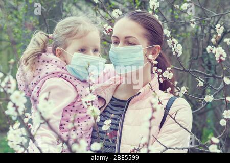 Porträt einer Mutter und Tochter in Masken auf der Straße. Stockfoto