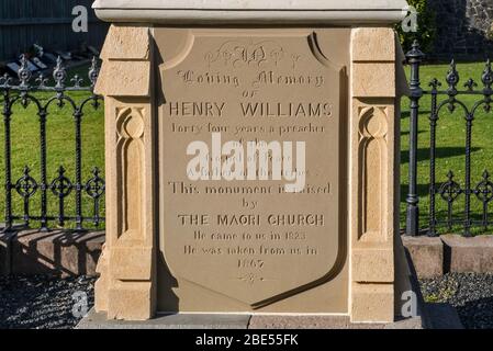 Schild zum Gedenken an den Missionar Henry Williams, St. Pauls Anglikanische Kirche, in Paihia, Bay of Islands, Northland Region, North Island, Neuseeland Stockfoto