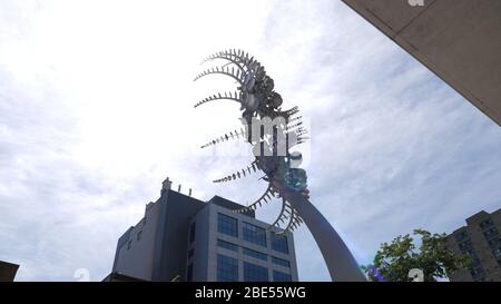 Montreal, QC / Kanada - Juni 10 2018: Eine kinetische Skulptur aus glänzendem Metall von Anthony Howe, Di Octo, Downtown vor der Concordia University. Stockfoto