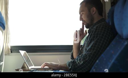 Auf der Suche nach neuen Ideen und Gedanken auf dem Weg zur Arbeit im Zug. Stockfoto