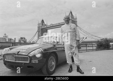 Datei Foto vom 07-06-1990 von Rennsportass Stirling Moss, 60, der Krücken hält, die er seit dem Beinbruch bei einem Roller-Fahrunfall benutzt hat, lächelt, als er enthüllt, dass er dem Allerklammen beim Pirelli Classic Marathon das Leben gegeben hat. Er steht neben einem MGB, das Auto, das er im Rennen fahren wird. Stockfoto