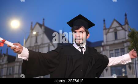 Männlich Absolvent Tanz in akademischen. Stockfoto