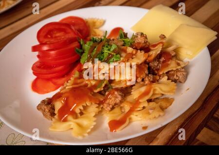 Pasta mit Fleisch und Tomaten. Stockfoto