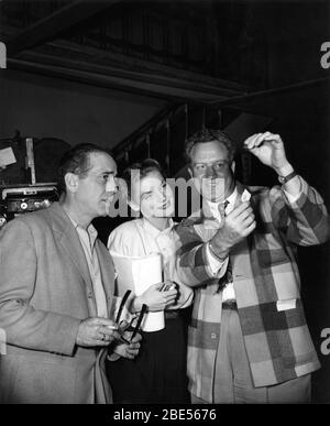 HUMPHREY BOGART und LAUREN BACALL mit DELMER DAVES am Set offen während der Dreharbeiten von DARK PASSAGE 1947 Regisseur / Drehbuch DELMER DAVES Warner Bros. Stockfoto