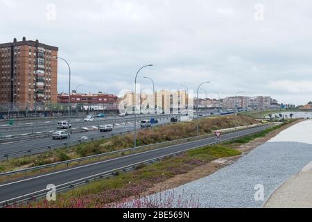 Straße (Ctra.) Ronda Oeste (MA-20), Málaga, Andalusien, Spanien. Stockfoto