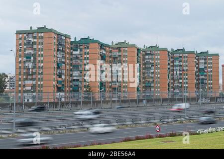 Straße (Ctra.) Ronda Oeste (MA-20) bei niedriger Verschlusszeit, Málaga, Andalusien, Spanien. Stockfoto