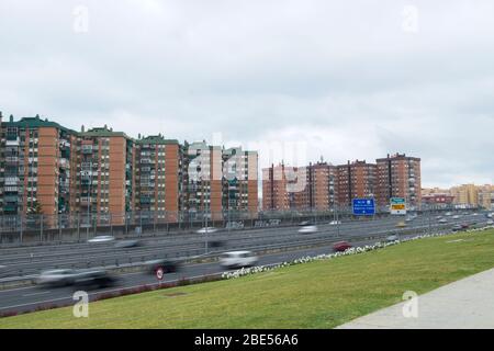 Straße (Ctra.) Ronda Oeste (MA-20) bei niedriger Verschlusszeit, Málaga, Andalusien, Spanien. Stockfoto