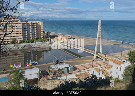 Fluss- und Fußgängerbrücke (puente de la armada española), Fuengirola, Provinz Málaga, Andalusien, Spanien. Stockfoto