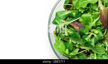 Frischer grüner gemischter Salat mit Spinat, Rucola, Romaine und Salat, auf weißem Hintergrund, Draufsicht Stockfoto