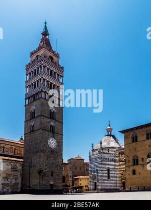 Glockenturm des Duomo Heller sonniger Tag in Pistoia, Toskana Italien. Stockfoto