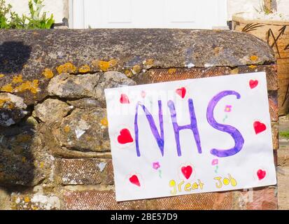 Forest Hill, Oxfordshire, Großbritannien. April 2020. Ein Schild, das die Unterstützung des NHS während der Coronavirus-Pandemie an der vorderen Gartenwand eines Hauses in Forest Hill zeigt. Quelle: Angela Swann/Alamy Live News Stockfoto