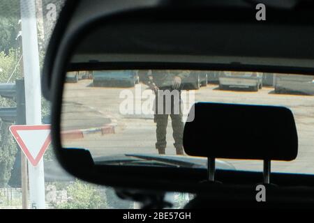 Jerusalem, Israel. April 2020. Die israelische Polizei, verstärkt durch IDF Soldaten, erzwingt eine neu auferlegte vollständige Schließung des Viertels Givat Mordechai, eines von 17 überwiegend jüdischen religiösen Vierteln in Jerusalem, mit vermehrten Coronavirus-Infektionen. Die Zahl der bestätigten COVID-19-Fälle in Israel steigt auf 10,878, mit 103 Todesfällen. Quelle: Nir Alon/Alamy Live News Stockfoto