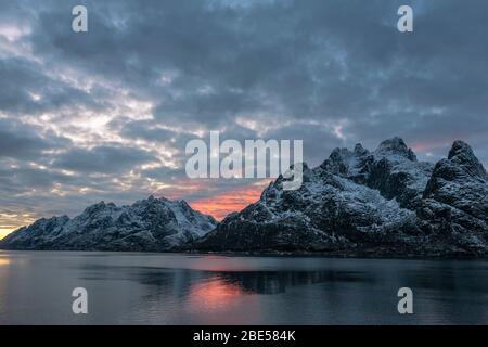 Blick über das südliche Ende von Raftsundet auf die Berge auf Austvågøya, Vågan, Lofoten, Nordnorwegen Stockfoto