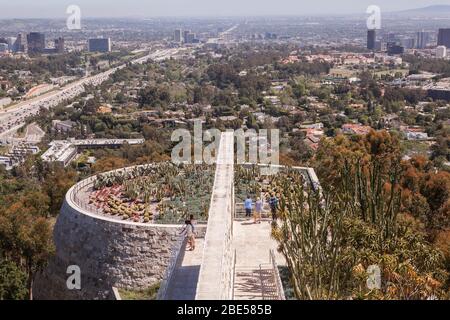 Blick auf den Cactus Garden vom Getty Center, Brentwood, Los Angeles in Richtung Innenstadt Stockfoto