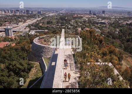 Blick auf den Cactus Garden vom Getty Center, Brentwood, Los Angeles in Richtung Innenstadt Stockfoto