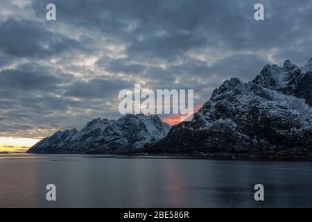 Blick über das südliche Ende von Raftsundet auf die Berge auf Austvågøya, Vågan, Lofoten, Nordnorwegen Stockfoto