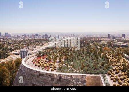 Blick auf den Cactus Garden vom Getty Center, Brentwood, Los Angeles in Richtung Innenstadt Stockfoto
