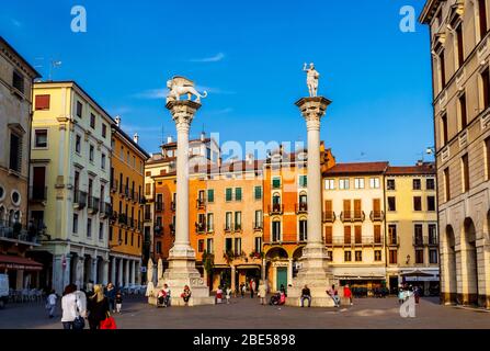 Vicenza, Italien - 01. Oktober 2017: Säulen mit Skulpturen der piazza dei Signori. Stockfoto