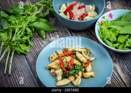 Traditionelle Thai Geschmack Food.Pad ka prao ist ein berühmtes Essen von Thailand Menschen.würzig süßes Basilikum Blatt mit Knoblauch kühl und Fleisch rühren in der Küche. Stockfoto