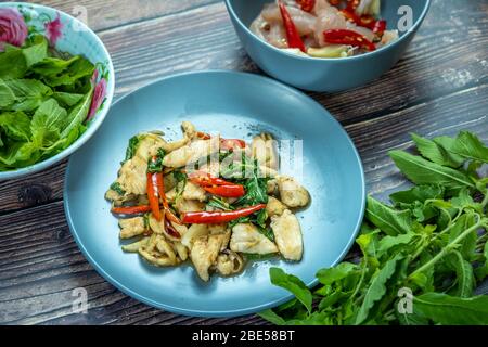 Traditionelle Thai Geschmack Food.Pad ka prao ist ein berühmtes Essen von Thailand Menschen.würzig süßes Basilikum Blatt mit Knoblauch kühl und Fleisch rühren in der Küche. Stockfoto