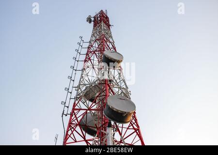 Basisstation oder Basisstation mit Mobilfunk. Telekommunikationsturm. Sender Für Drahtlose Kommunikationsantenne. 3G-, 4G- und 5G-Mobilfunkstandort. Stockfoto