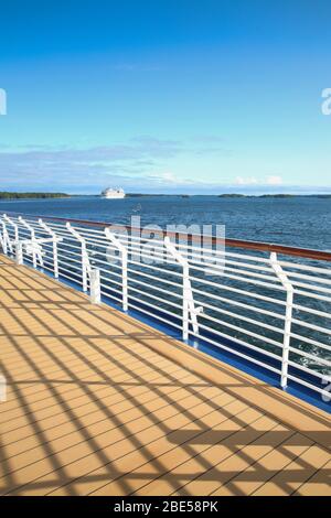 Sonnenuntergang von der Terrasse eines Kreuzfahrtschiffes über dem Meer, Kreuzfahrt auf der Ostsee. Stockfoto