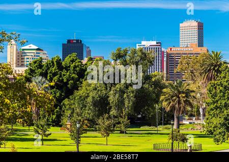 Adelaide, Australien - 23. Februar 2020: Skyline der Stadt Adelaide an einem Tag durch Pennington Gardens Stockfoto