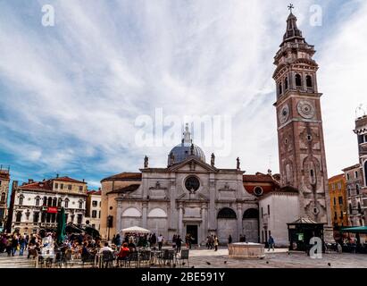 Venedig, Italien - Oktober 2017: Blick auf Campo Santa Maria Formosa, Kirche und Glockenturm bei Sonnenaufgang. Venedig. Stockfoto