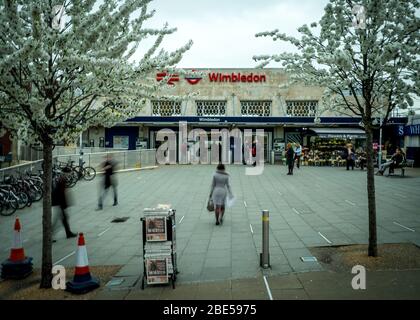 BAHNHOF LONDON-Wimbledon. Ein Bahnhof im Südwesten londons mit Autobahnkreuz zwischen National Rail, London Underground District Stockfoto