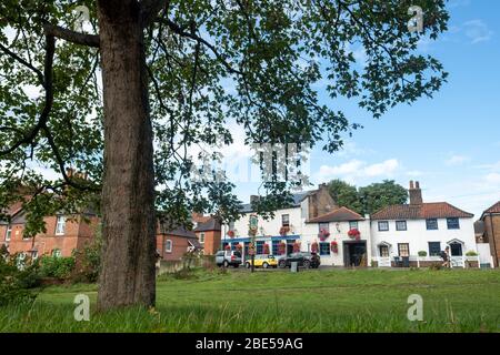 LONDON - OKTOBER 2019: Crooked Billet, eine malerische Wohnstraße in Wimbledon, im Südwesten Londons. Stockfoto