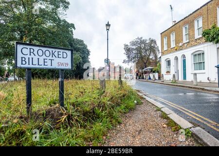 LONDON - OKTOBER 2019: Crooked Billet, eine malerische Wohnstraße in Wimbledon, im Südwesten Londons. Stockfoto