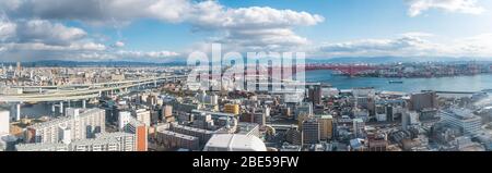 Panorama-Luftaufnahme der Bucht von Osaka mit der Minato-Brücke in Osaka, Japan Stockfoto